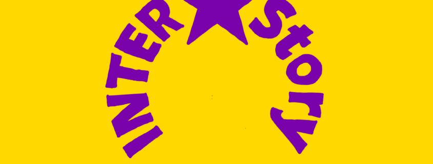 Logo des Theaterstücks. Lila Schrift auf gelbem Grund. Text: Inter* Story Ein Stück Aktivismus